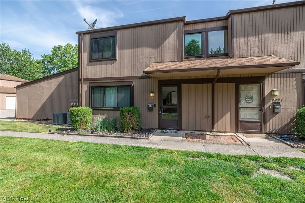 26653 Lake Of The Falls Boulevard, Olmsted Falls, OH 44138