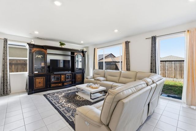 3562 E San Marino Avenue, Clovis, CA 93619