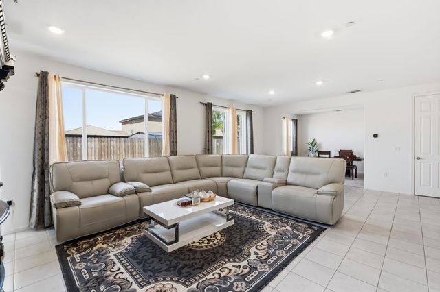 3562 E San Marino Avenue, Clovis, CA 93619