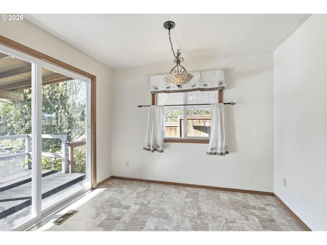 28236 HIST. COLUMBIA RIVER Hwy, Troutdale, OR 97060