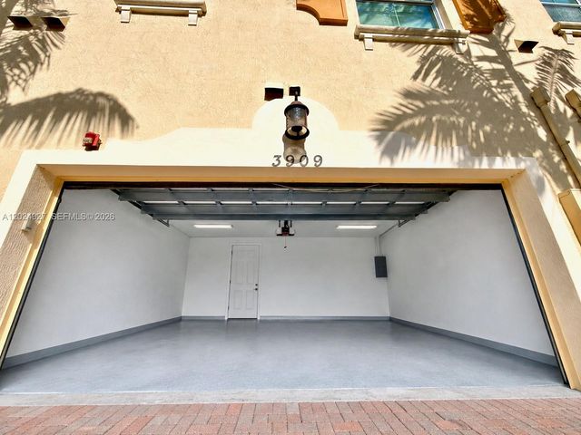 3909 White Peacock Ln, Coconut Creek, FL 33073