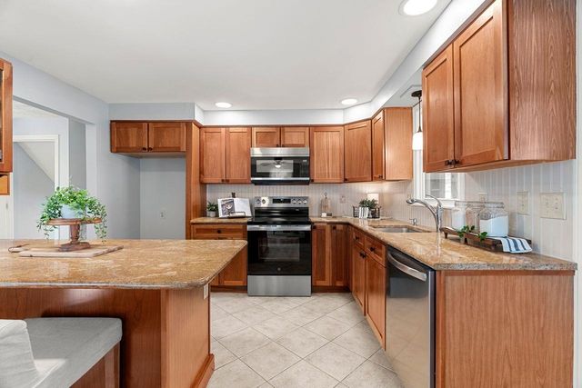 24 Beechwood Road, Hudson, NH 03051