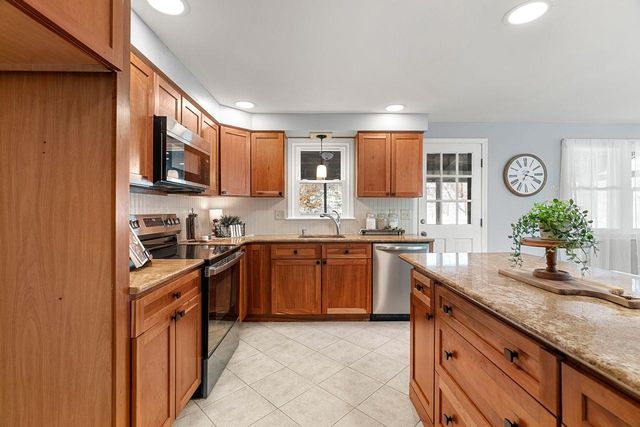 24 Beechwood Road, Hudson, NH 03051