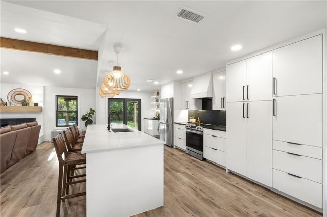 407 Canyon Wren DR, Buda, TX 78610