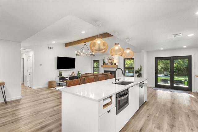 407 Canyon Wren DR, Buda, TX 78610