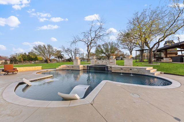 332 Sedona Falls Drive, Sunnyvale, TX 75182
