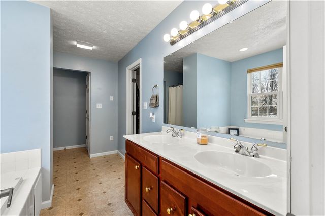 221 Arrowhead Ln, Nottingham, PA 15330