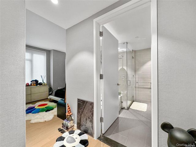 13327 39th Avenue 5Q, Flushing, NY 11354