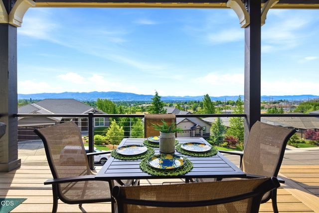 547 W La Strada Circle, Medford, OR 97504