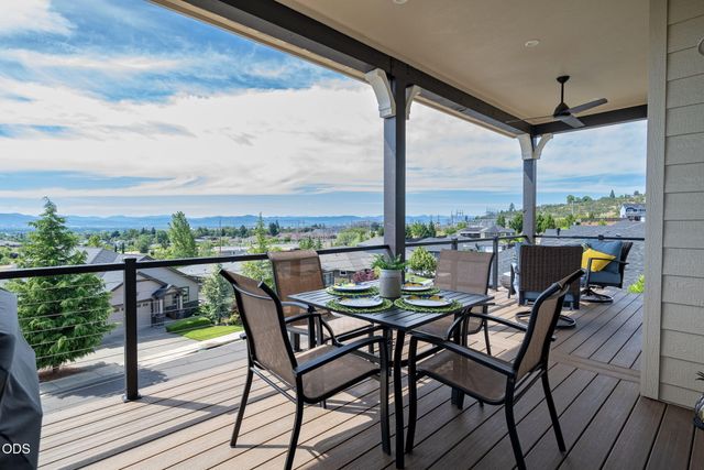 547 W La Strada Circle, Medford, OR 97504