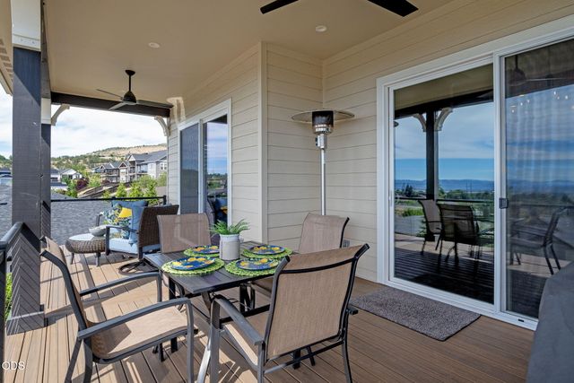 547 W La Strada Circle, Medford, OR 97504