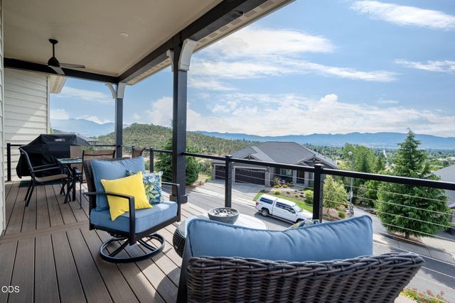 547 W La Strada Circle, Medford, OR 97504