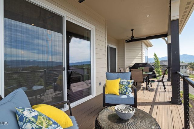 547 W La Strada Circle, Medford, OR 97504