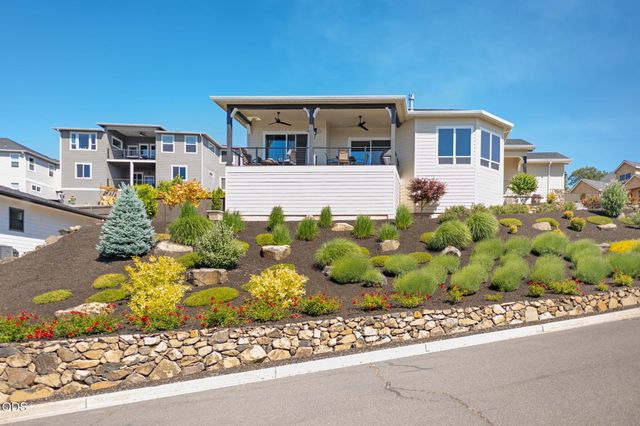 547 W La Strada Circle, Medford, OR 97504