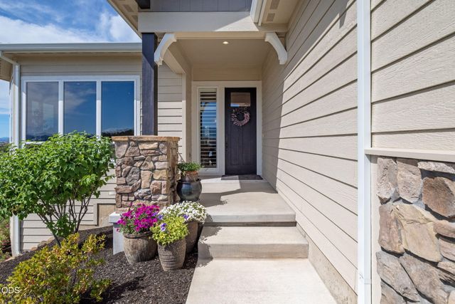 547 W La Strada Circle, Medford, OR 97504
