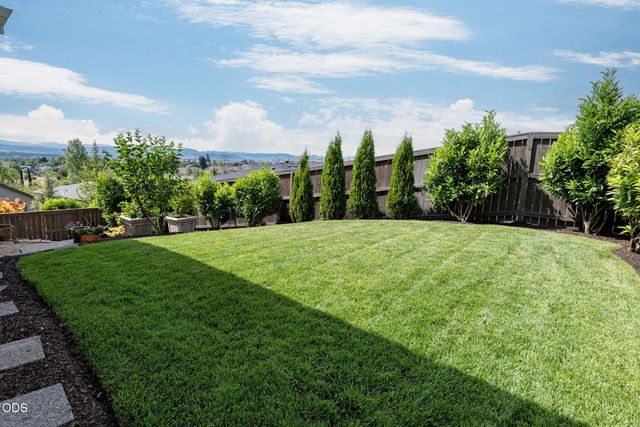 547 W La Strada Circle, Medford, OR 97504