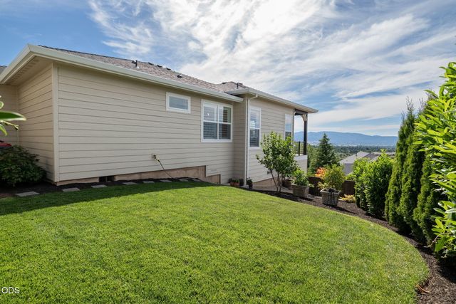 547 W La Strada Circle, Medford, OR 97504