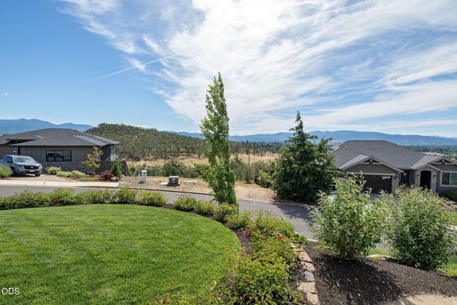 547 W La Strada Circle, Medford, OR 97504