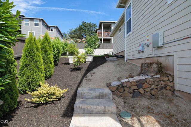 547 W La Strada Circle, Medford, OR 97504