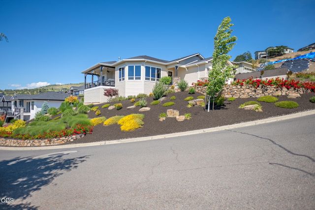 547 W La Strada Circle, Medford, OR 97504