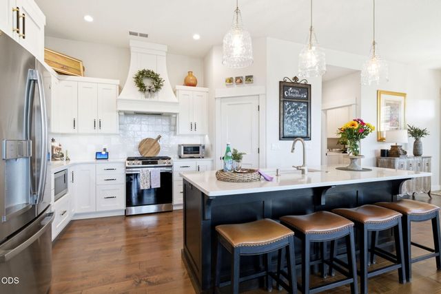 547 W La Strada Circle, Medford, OR 97504