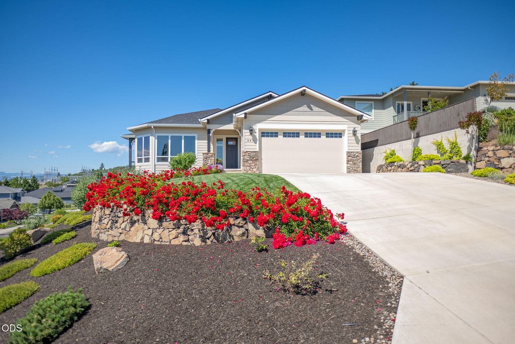 547 W La Strada Circle, Medford, OR 97504