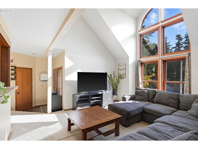 7655 RIDGEWOOD Dr, Gladstone, OR 97027