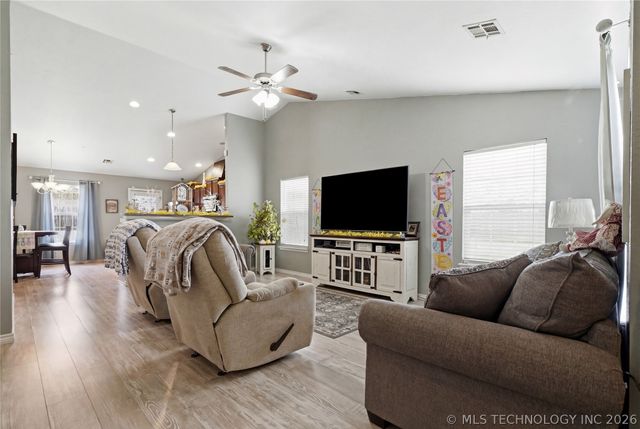 11 W Fairlane Place, Sapulpa, OK 74066