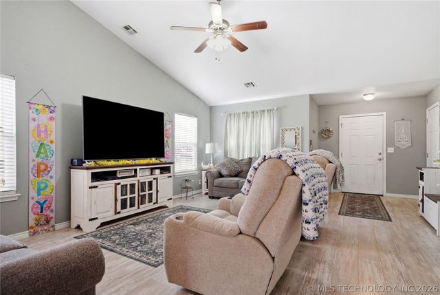 11 W Fairlane Place, Sapulpa, OK 74066