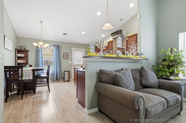 11 W Fairlane Place, Sapulpa, OK 74066