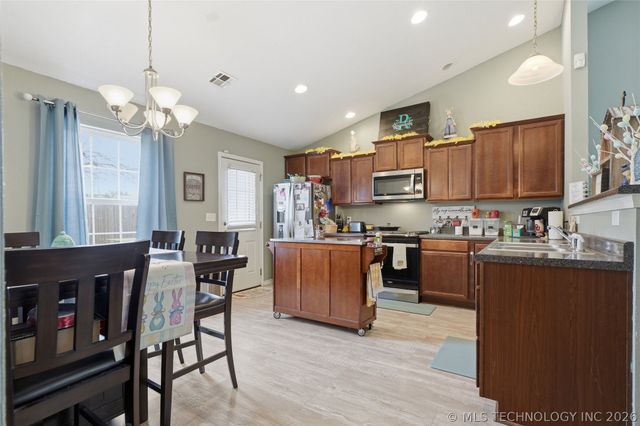 11 W Fairlane Place, Sapulpa, OK 74066