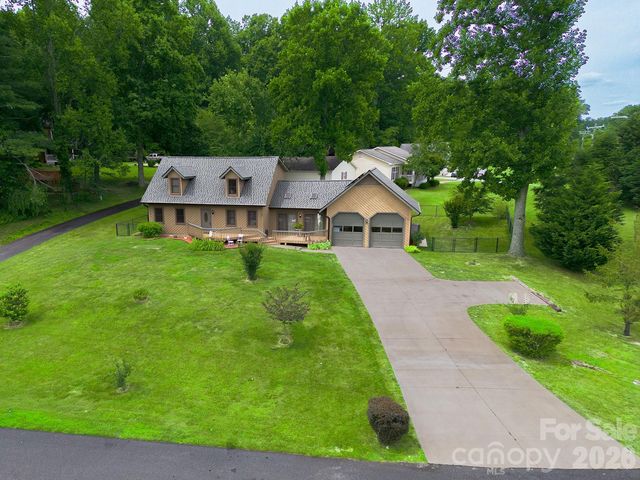 100 Forest Park Drive, Hendersonville, NC 28792