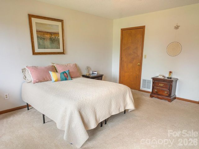 100 Forest Park Drive, Hendersonville, NC 28792