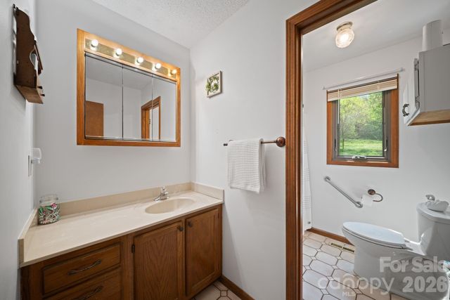 100 Forest Park Drive, Hendersonville, NC 28792