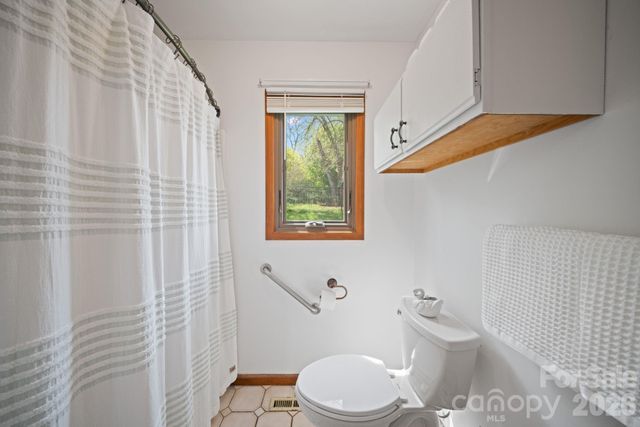 100 Forest Park Drive, Hendersonville, NC 28792
