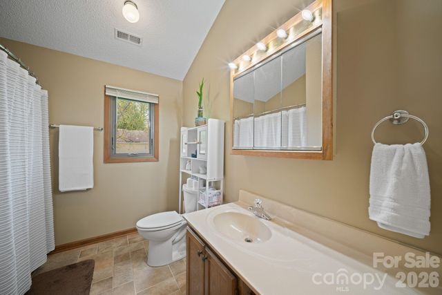 100 Forest Park Drive, Hendersonville, NC 28792