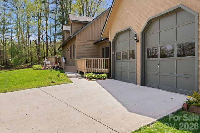 100 Forest Park Drive, Hendersonville, NC 28792