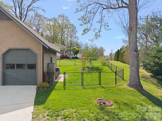 100 Forest Park Drive, Hendersonville, NC 28792