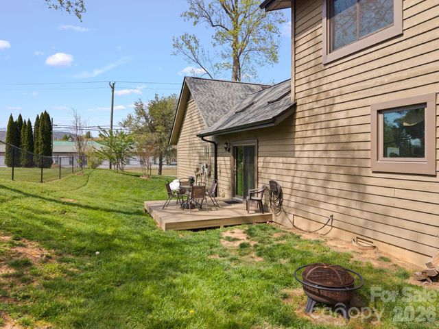 100 Forest Park Drive, Hendersonville, NC 28792