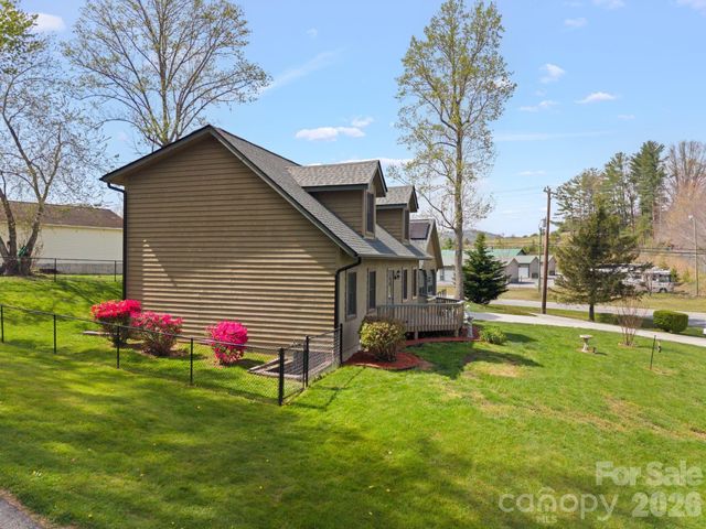 100 Forest Park Drive, Hendersonville, NC 28792