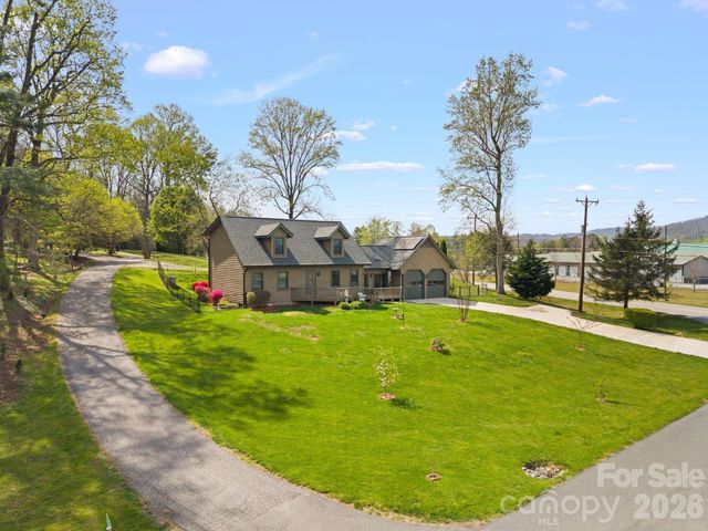 100 Forest Park Drive, Hendersonville, NC 28792