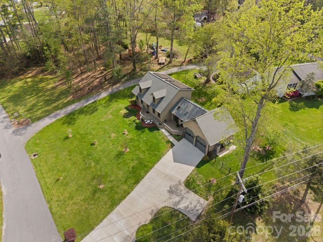 100 Forest Park Drive, Hendersonville, NC 28792