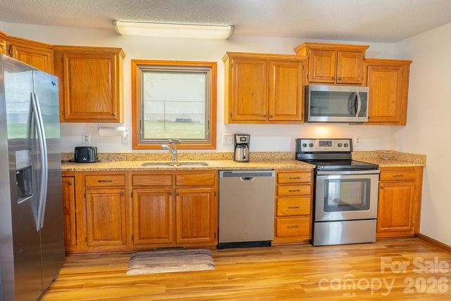 100 Forest Park Drive, Hendersonville, NC 28792