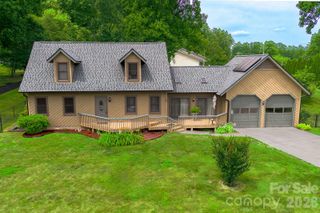 100 Forest Park Drive, Hendersonville, NC 28792