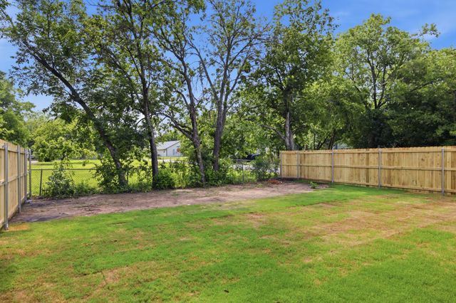 302 Evans Street, Cleburne, TX 76031