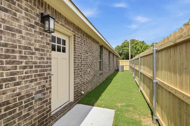 302 Evans Street, Cleburne, TX 76031