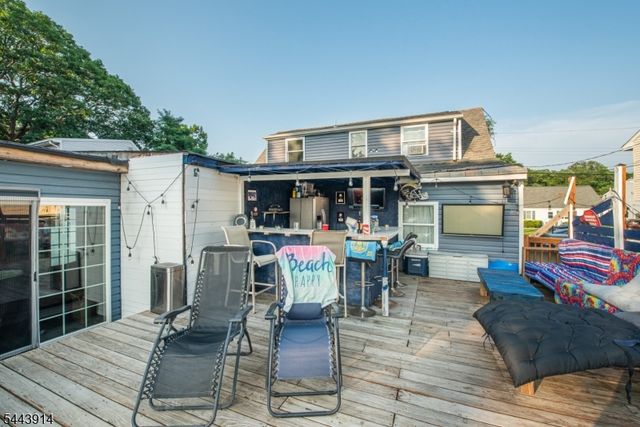 73 Bergen Ave, Wanaque Boro, NJ 07420