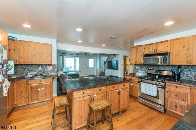 73 Bergen Ave, Wanaque Boro, NJ 07420