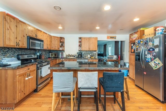 73 Bergen Ave, Wanaque Boro, NJ 07420