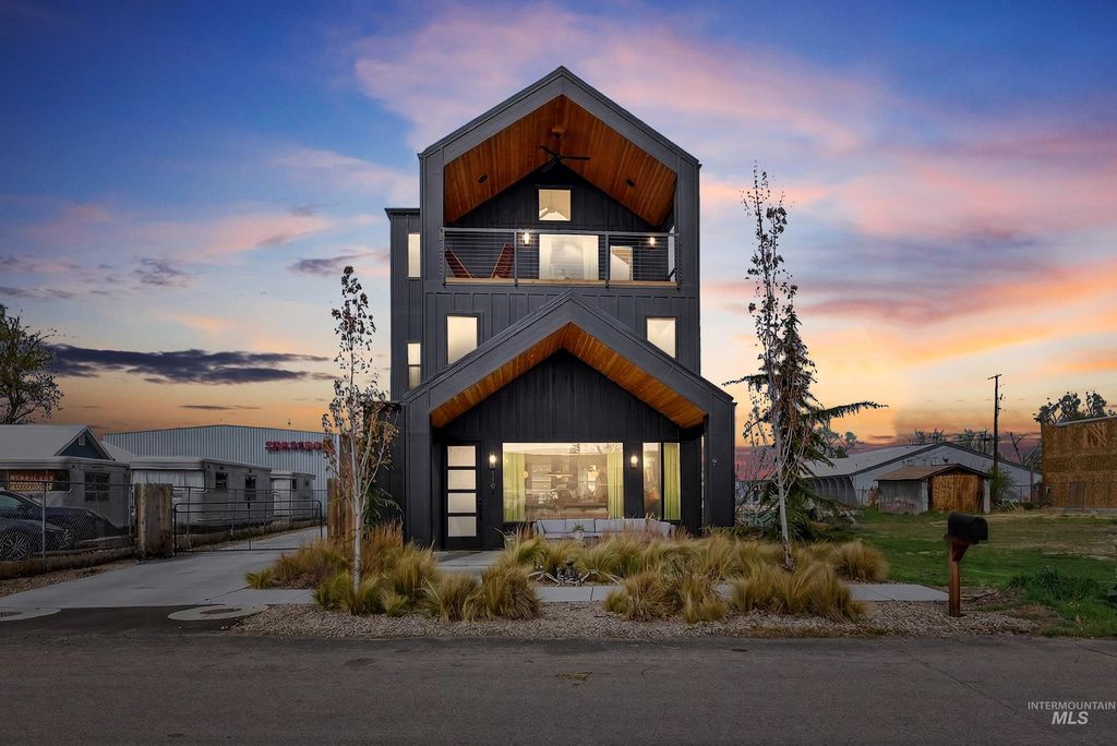 114 E 33rd St, Garden City, ID 83714